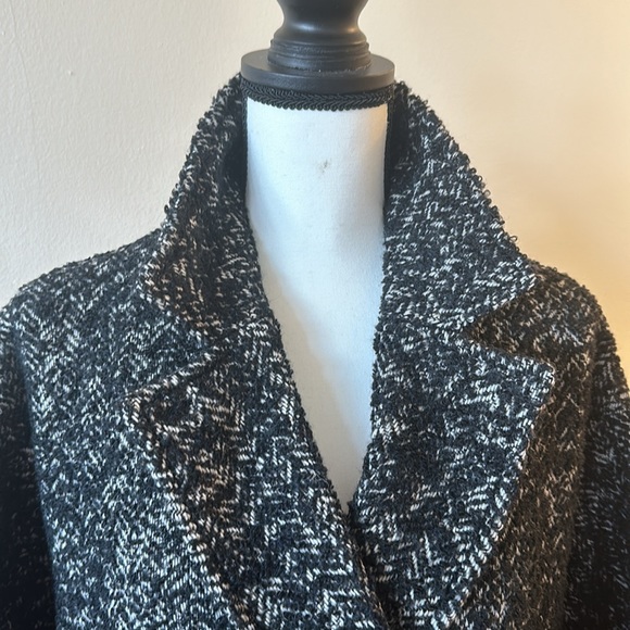 Wool coat over fit style fee size. - Picture 2 of 8